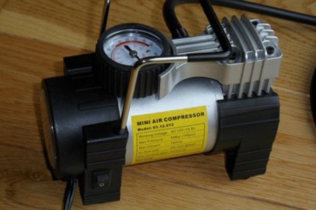 Een 12v compressor om onderweg de banden op te pompen 